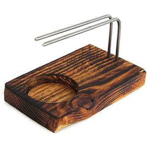 Soporte de madera especial para quemar Palo Santo. Medidas: 15 x 9,5 x 8 cm.