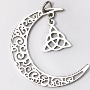 COLGANTE ACERO LUNA LABRADA CON TRIQUETA